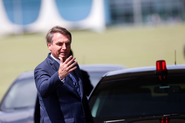 Bolsonaro chega ao Alvorada após revelar que seu exame de coronavírus deu negativo.