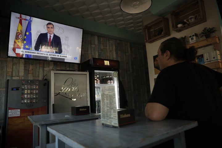 Un cliente de un bar sigue la alocución del presidente Sánchez a la nación.