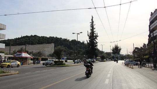 Μένουμε σπίτι και η Αθήνα ερημώνει: Μία φωτογραφική
