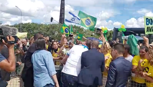 Em movimento irresponsável, Bolsonaro celebra aglomeração e abraça