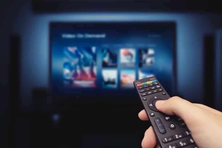 Una persona elige un canal de tele.