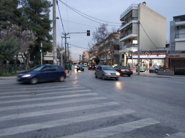 Οταν το «Μένουμε σπίτι» του Ελληνα γίνεται «Βγαίνουμε έξω» γιατί «έτσι μας