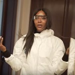 「ウケ狙いではない」ナオミ・キャンベルが防護服での移動について語る