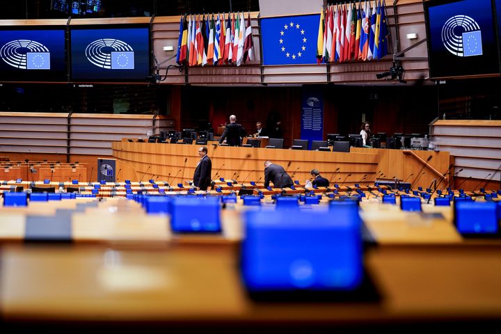 Μέλη του ευρωκοινοβουλίου προσέρχονται για να συζητήσουν τους τρόπους αντιμετώπισης της πανδημίας 10 Μαρτίου 2020