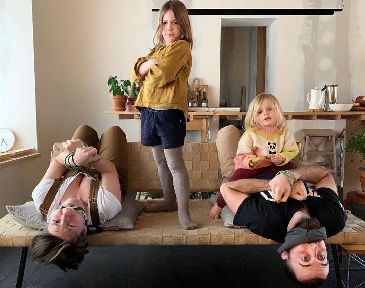 Je Suis Toute Les Filles Je suis confinée à la maison avec mes deux filles depuis une semaine
