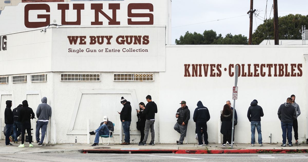 En pleine épidémie aux États-Unis, les gens font la queue... pour acheter des armes