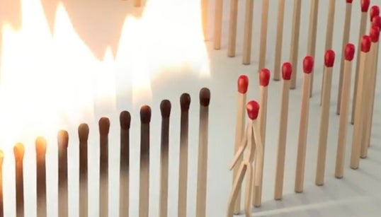 Des allumettes pour expliquer l’intérêt de la distanciation et du