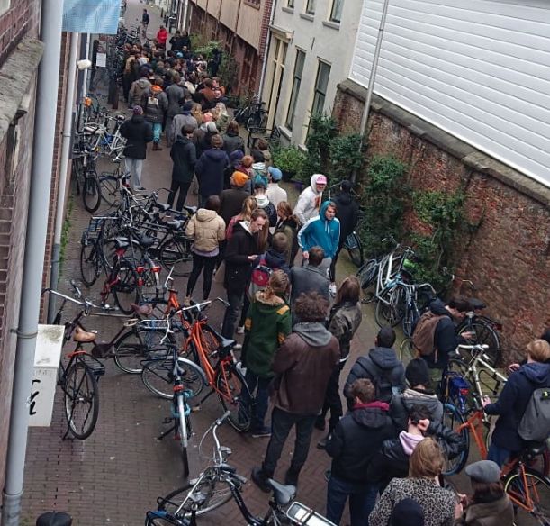 Ολλανδία: Ουρές έξω από τα coffee shop για κάνναβη πριν κλείσουν λόγω