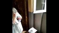 La felicitación de unos vecinos de Lavapiés en plena cuarentena a una señora a la que podrían