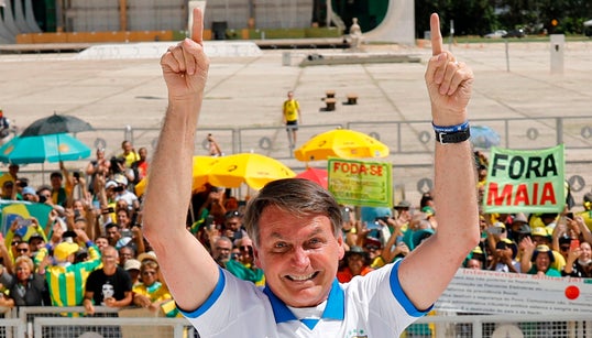 Bolsonaro passou por cima de auxiliares e médicos para ser centro das atenções em