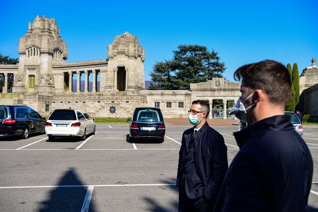 이탈리아 북부 롬바르디아주의 도시 베르가모 기념묘지에서 장의사들이 영구차를 기다리고 있다. 2020년