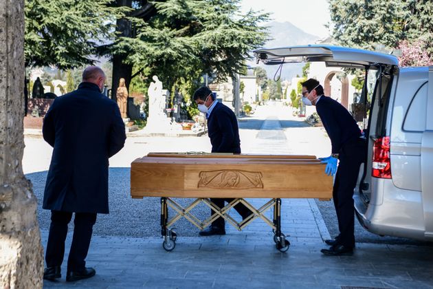 이탈리아 북부 롬바르디아주의 도시 베르가모 기념묘지에서 장의사들이 영구차에서 관을 꺼내 옮기고 있다. 2020년