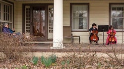 新型コロナの影響で自主隔離中の高齢者に、近所の子ども達がチェロ演奏（動画）