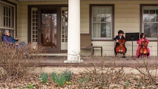 新型コロナの影響で自主隔離中の高齢者に、近所の子ども達がチェロ演奏（動画）