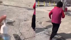 한 미국인이 아시아인 할머니에게 소독제 뿌리는 영상을