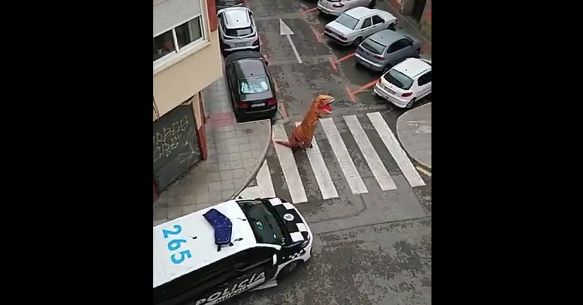 ティラノサウルスはダメ 外出禁止令のスペイン 警察が着ぐるみの男性を注意 動画 ハフポスト