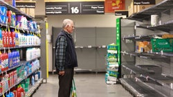 사재기 경쟁 속에서 호주·영국 마트들이 노인 위해 만든