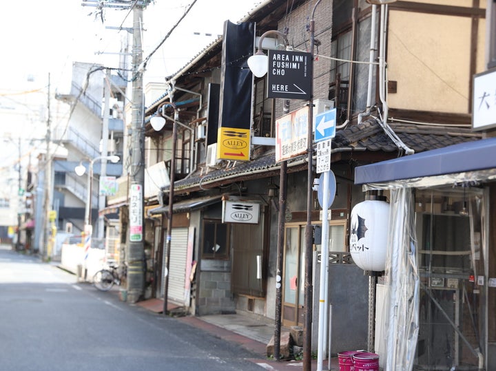 福山駅前の一角。懐かしさを感じる街並みの中に、新しいものが共存する特徴的な風景は、若者にも人気だという