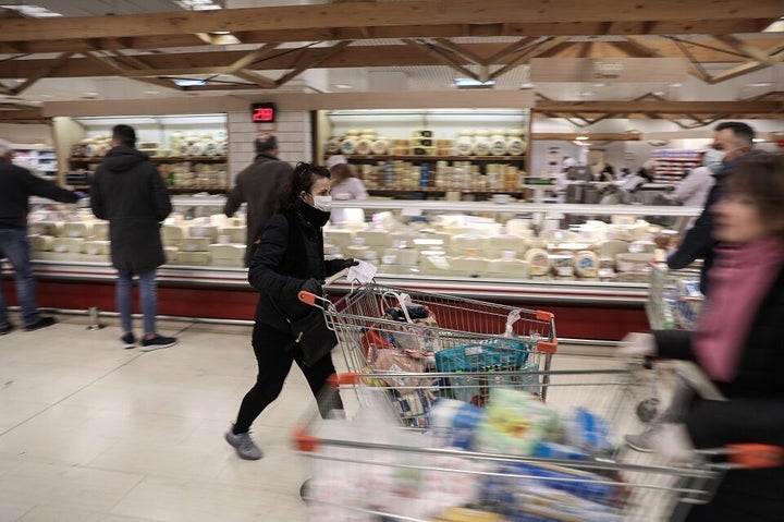 Απόσταση ασφαλείας μεταξύ των ατόμων στα ταμεία και τους διαδρόμους.