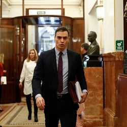 El significativo gesto en esta imagen de Pedro Sánchez: se ve al fondo y es de los pocos que lo ha