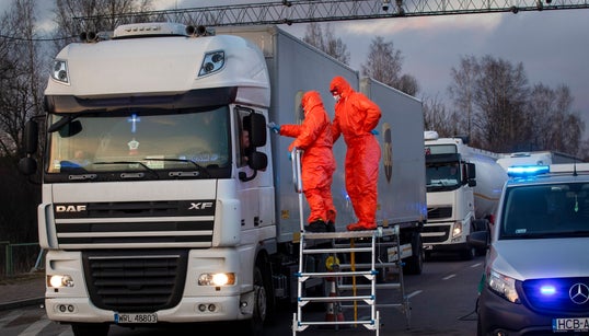 Κορονοϊός: Συνωστισμοί στα σύνορα ανά την