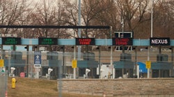 Le Canada et les É.-U. interdisent les voyages non essentiels entre les deux