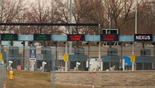 Le Canada et les É.-U. interdisent les voyages non essentiels entre les deux