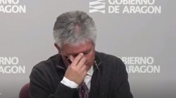 El director de la Sanidad aragonesa rompe a llorar en plena rueda de prensa sobre el