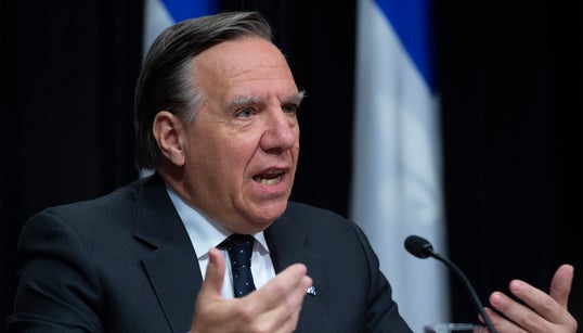 La situation va bien, mais Legault appelle à ne pas baisser la