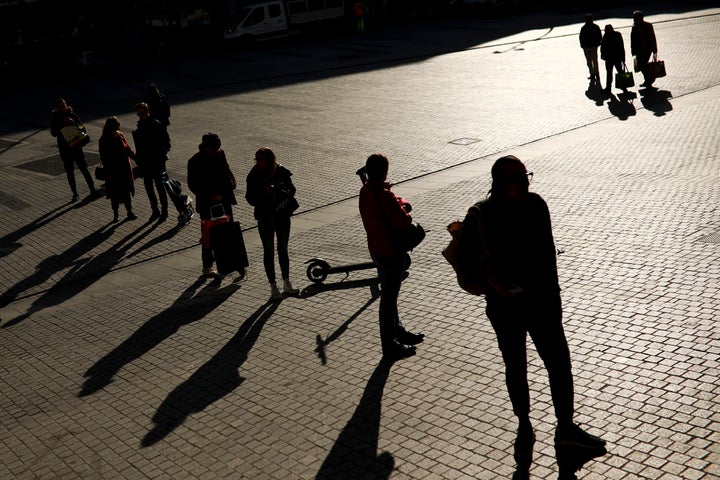 Στις άλλοτε πολύβουες Βρυξέλλες, εκεί όπου χτυπά η καρδιά της Ευρώπης, ο κόσμος στους δρόμους είναι μετρημένος στα δάκτυλα και σίγουρα όχι ο ένας «πάνω» στον άλλον, ως συνήθως.