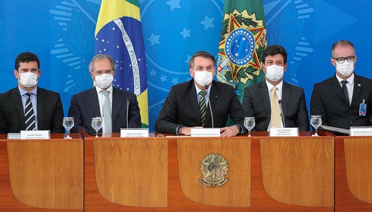 De máscaras, Bolsonaro e ministros lançam medidas de calamidade