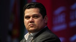 Presidente do Senado testa positivo para