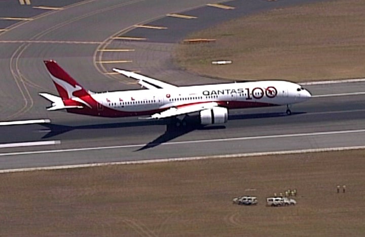 En esta imagen tomada de un video, un Boeing 787 Dreamliner de la aerolínea Qantas aterriza en el aeropuerto de Sydney, el 15 de noviembre de 2019. (Australia Pool via AP)