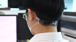 부산은행이 귀 통증 줄이는 ‘마스크 고정띠’를 의료진에게