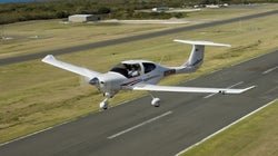 パイロットは空を使って訴えた。飛行機のルートから浮かび上がった“メッセージ”とは？【新型コロナ】