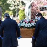 Η εικόνα από την Ιταλία που θα μας στοιχειώσει:Ατελείωτο κονβόι φορτηγών του στρατού μεταφέρει