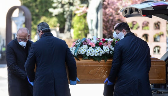 Ατελείωτο κονβόι από φορτηγά του στρατού στο Μπεργκάμο της Ιταλίας μεταφέρει εκατοντάδες