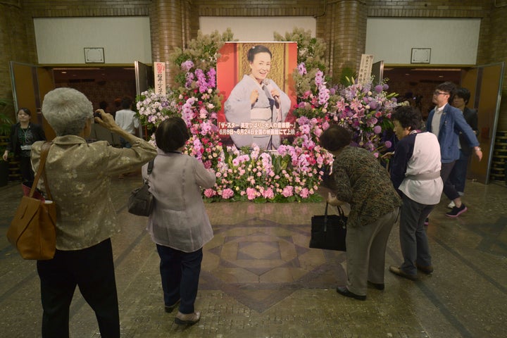 美空ひばりさんの生誕祭が行われた日比谷公会堂で記念撮影をするファン（東京都千代田区=2013年5月29日撮影）