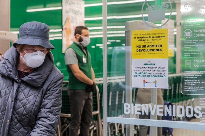 Una mujer con mascarilla en un Mercadona de Valencia el 16 de marzo de 2020.
