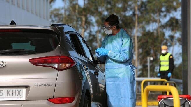 Una trabajadora sanitaria recoge muestras para realizar la prueba del coronavirus a posibles infectados en el hospital de Meixoeiro en Vigo.