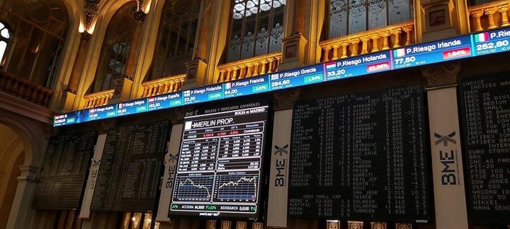 Una pantalla (c) muestra un gráfico con la evolución de uno de los valores que cotiza en la Bolsa de Madrid