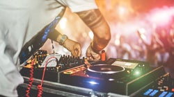 Ραντεβού στα μπαλκόνια: Balcony party διοργανώνουν DJs της