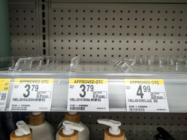 Imagen de un supermercado estadounidense donde se agotó el gel desinfectante de manos por la pandemia del coronavirus el 2 de marzo de 2020. 