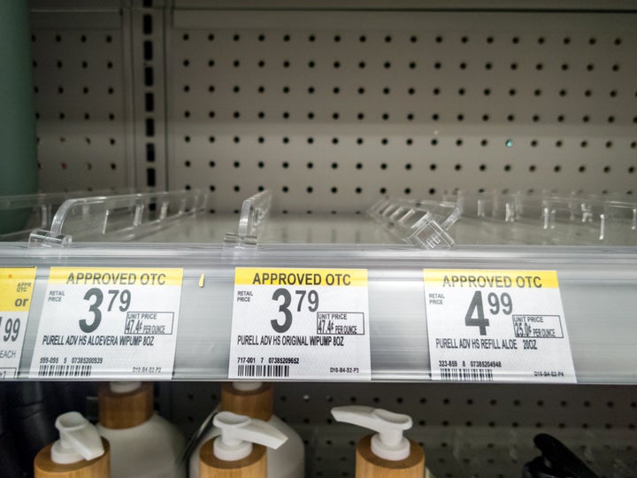 Imagen de un supermercado estadounidense donde se agotó el gel desinfectante de manos por la pandemia del coronavirus el 2 de marzo de 2020.