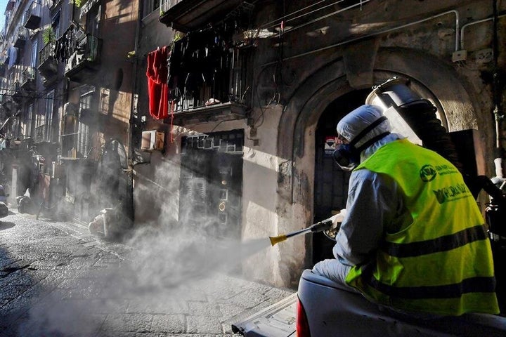 Un operario de Sanidad limpia las calles de Nápoles.