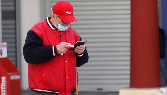 Κορονοϊός: Χειροπέδες σε 24 αδιόρθωτους – Λειτουργούσαν γήπεδα και