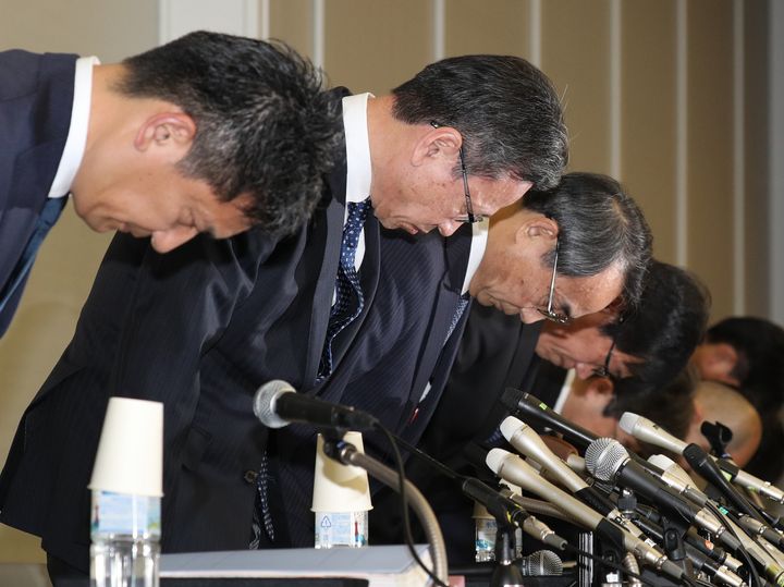記者会見で頭を下げる関西電力の岩根茂樹前社長（左から２人目）、森本孝新社長（同３人目）ら