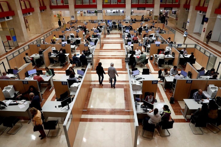 Vista general de la zona donde los ciudadanos son atendidos en la delegación de Hacienda de Madrid.