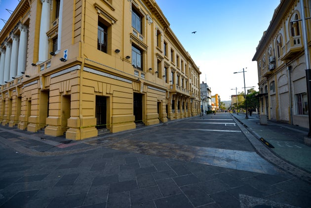 Στιγμιότυπο από το πρώτο κύμα μέτρων που τέθηκαν σε ισχύ στο Σαλβαδόρ. Αν και δεν είχε καταγραφεί ακόμη κρούσμα στη χώρα, η κυβέρνηση για προληπτικούς λόγους πέρασε αρχικά σε φάση περιορισμού της κυκλοφορίας. (Photo by Camilo Freedman/APHOTOGRAFIA/Getty Images)