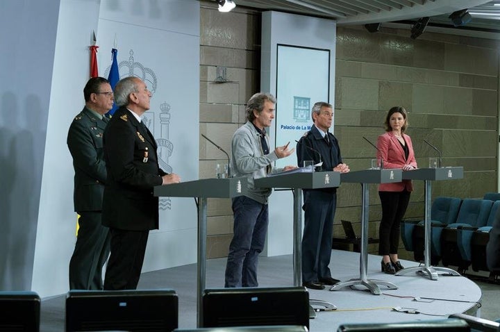 El director del Centro de Coordinación de Alertas y Emergencias sanitarias del Ministerio de Sanidad, Fernando Simón (3i)